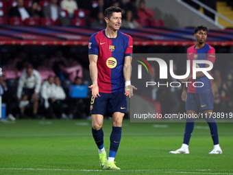 Robert Lewandowski plays during the match between FC Barcelona and RCD Espanyol, corresponding to week 12 of LaLiga EA Sports, at the Lluis...