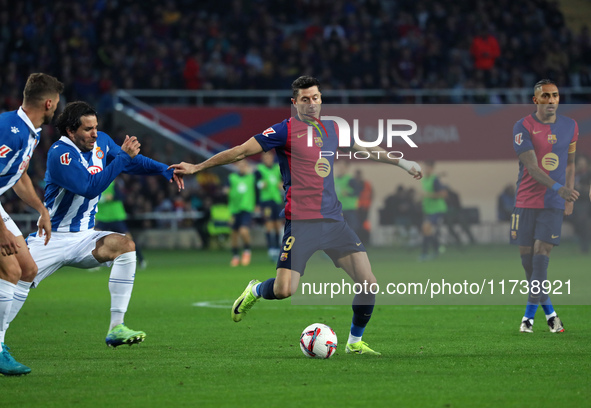 Robert Lewandowski plays during the match between FC Barcelona and RCD Espanyol, corresponding to week 12 of LaLiga EA Sports, at the Lluis...