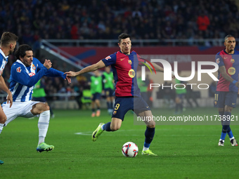 Robert Lewandowski plays during the match between FC Barcelona and RCD Espanyol, corresponding to week 12 of LaLiga EA Sports, at the Lluis...