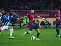 Robert Lewandowski plays during the match between FC Barcelona and RCD Espanyol, corresponding to week 12 of LaLiga EA Sports, at the Lluis...