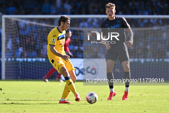 Marten de Roon of Atalanta B.C. and Scott McTominay of S.S.C. Napoli are in action during the 11th day of the Serie A Championship between S...