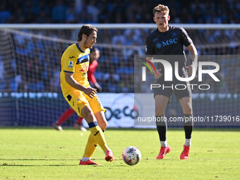 Marten de Roon of Atalanta B.C. and Scott McTominay of S.S.C. Napoli are in action during the 11th day of the Serie A Championship between S...