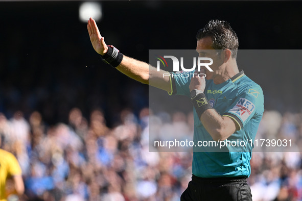 Referee Daniele Doveri officiates during the 11th day of the Serie A Championship between S.S.C. Napoli and Atalanta B.C. at the Diego Arman...