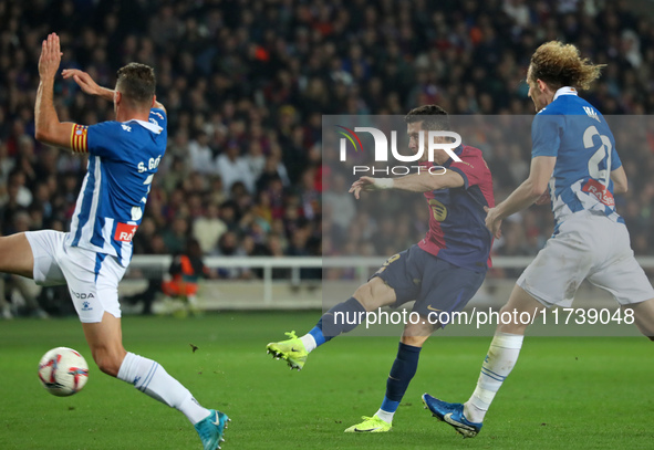 Robert Lewandowski plays during the match between FC Barcelona and RCD Espanyol, corresponding to week 12 of LaLiga EA Sports, at the Lluis...