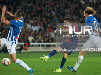 Robert Lewandowski plays during the match between FC Barcelona and RCD Espanyol, corresponding to week 12 of LaLiga EA Sports, at the Lluis...