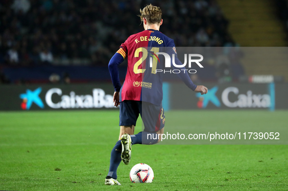 Frenkie de Jong plays during the match between FC Barcelona and RCD Espanyol, corresponding to week 12 of LaLiga EA Sports, at the Lluis Com...