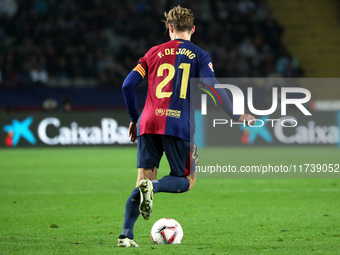 Frenkie de Jong plays during the match between FC Barcelona and RCD Espanyol, corresponding to week 12 of LaLiga EA Sports, at the Lluis Com...