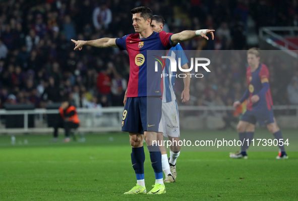 Robert Lewandowski plays during the match between FC Barcelona and RCD Espanyol, corresponding to week 12 of LaLiga EA Sports, at the Lluis...