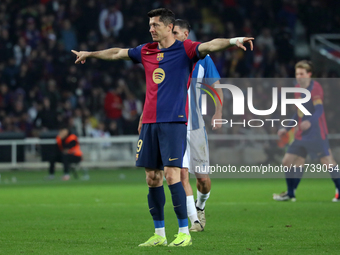 Robert Lewandowski plays during the match between FC Barcelona and RCD Espanyol, corresponding to week 12 of LaLiga EA Sports, at the Lluis...