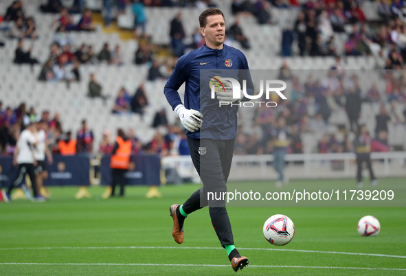 Wojciech Szczesny plays during the match between FC Barcelona and RCD Espanyol, corresponding to week 12 of LaLiga EA Sports, at the Lluis C...