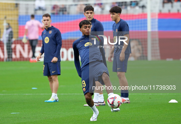 Lamine Yamal plays during the match between FC Barcelona and RCD Espanyol, corresponding to week 12 of LaLiga EA Sports, at the Lluis Compan...