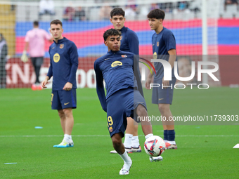 Lamine Yamal plays during the match between FC Barcelona and RCD Espanyol, corresponding to week 12 of LaLiga EA Sports, at the Lluis Compan...