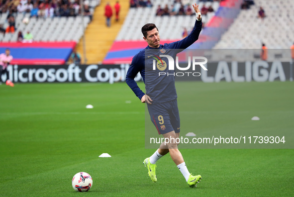 Robert Lewandowski plays during the match between FC Barcelona and RCD Espanyol, corresponding to week 12 of LaLiga EA Sports, at the Lluis...