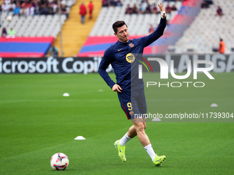 Robert Lewandowski plays during the match between FC Barcelona and RCD Espanyol, corresponding to week 12 of LaLiga EA Sports, at the Lluis...