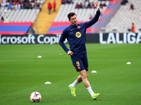 Robert Lewandowski plays during the match between FC Barcelona and RCD Espanyol, corresponding to week 12 of LaLiga EA Sports, at the Lluis...