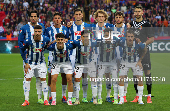 The RCD Espanyol team plays during the match between FC Barcelona and RCD Espanyol, corresponding to week 12 of LaLiga EA Sports, at the Llu...