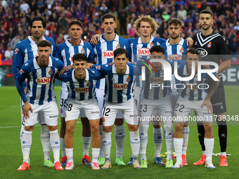 The RCD Espanyol team plays during the match between FC Barcelona and RCD Espanyol, corresponding to week 12 of LaLiga EA Sports, at the Llu...