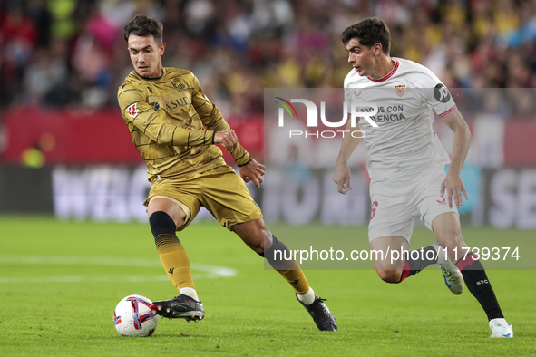 Martin Zubimendi of Real Sociedad controls the ball during the La Liga EA Sports match between Sevilla FC and Real Sociedad at Sanchez Pizju...