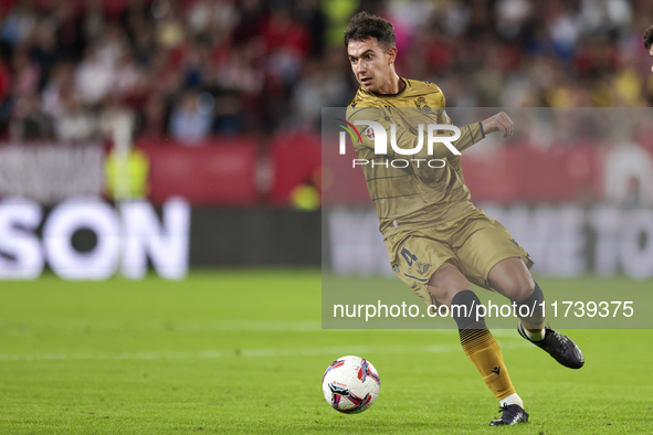 Martin Zubimendi of Real Sociedad controls the ball during the La Liga EA Sports match between Sevilla FC and Real Sociedad at Sanchez Pizju...