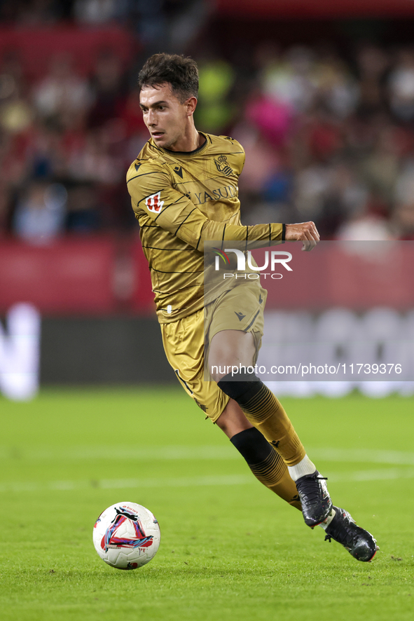 Martin Zubimendi of Real Sociedad controls the ball during the La Liga EA Sports match between Sevilla FC and Real Sociedad at Sanchez Pizju...