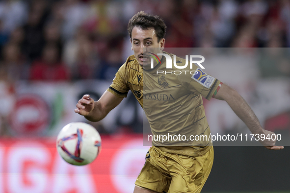 Mikel Oyarzabal of Real Sociedad controls the ball during the La Liga EA Sports match between Sevilla FC and Real Sociedad at Sanchez Pizjua...