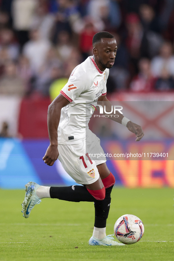 Dodi Lukebakio of Sevilla FC runs with the ball during the La Liga EA Sports match between Sevilla FC and Real Sociedad at Sanchez Pizjuan i...