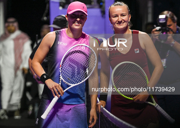 RIYADH, SAUDI ARABIA - NOVEMBER 03: Iga Swiatek (L) of Poland and Barbora Krejcikovas of Czech Republic pose for a photo ahead of their matc...