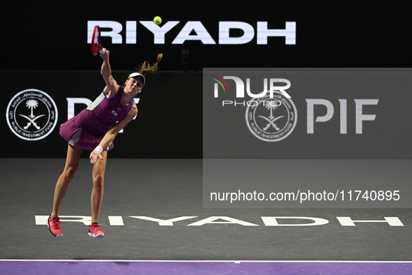 RIYADH, SAUDI ARABIA - NOVEMBER 04: Elena Rybakina of Kazakhstan during her match against Qinwen Zheng of China on day 3 of the 2024 WTA Fin...