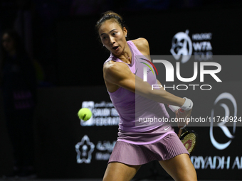 RIYADH, SAUDI ARABIA - NOVEMBER 04: Qinwen Zheng of China during her match against Elena Rybakina of Kazakhstan  on day 3 of the 2024 WTA Fi...