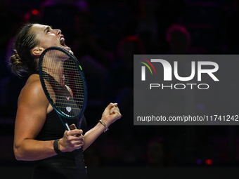 RIYADH, SAUDI ARABIA - NOVEMBER 04: Aryna Sabalenka of Belarus during her match against Jasmine Paolini of Italy on day 3 of the 2024 WTA Fi...