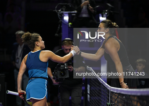 RIYADH, SAUDI ARABIA - NOVEMBER 04: Jasmine Paolini of Italy congratulates Aryna Sabalenka of Belarus on her victory at the end of their mat...