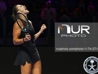 RIYADH, SAUDI ARABIA - NOVEMBER 04: Aryna Sabalenka of Belarus during her match against Jasmine Paolini of Italy on day 3 of the 2024 WTA Fi...