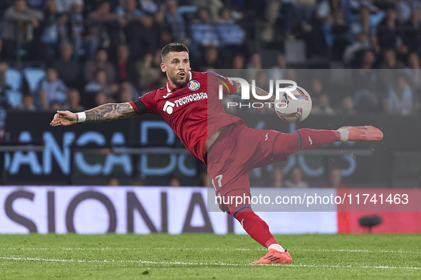 Carles Perez of Getafe CF shoots on goal during the La Liga EA Sports match between RC Celta de Vigo and Getafe CF at Estadio Abanca Balaido...