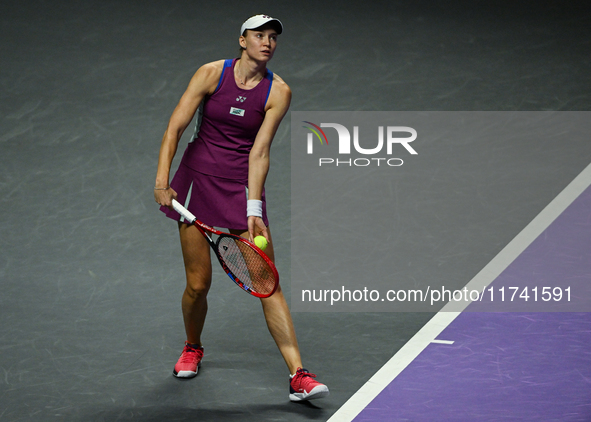 RIYADH, SAUDI ARABIA - NOVEMBER 04: Elena Rybakina of Kazakhstan during her match against Qinwen Zheng of China on day 3 of the 2024 WTA Fin...