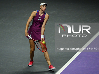 RIYADH, SAUDI ARABIA - NOVEMBER 04: Elena Rybakina of Kazakhstan during her match against Qinwen Zheng of China on day 3 of the 2024 WTA Fin...