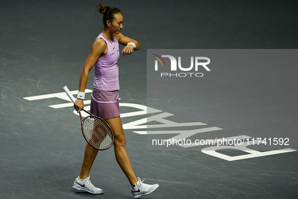 RIYADH, SAUDI ARABIA - NOVEMBER 04: Qinwen Zheng of China during her match against Elena Rybakina of Kazakhstan  on day 3 of the 2024 WTA Fi...