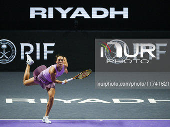 RIYADH, SAUDI ARABIA - NOVEMBER 04: Qinwen Zheng of China during her match against Elena Rybakina of Kazakhstan  on day 3 of the 2024 WTA Fi...