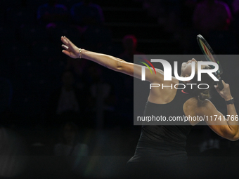 RIYADH, SAUDI ARABIA - NOVEMBER 04: Aryna Sabalenka of Belarus during her match against Jasmine Paolini of Italy on day 3 of the 2024 WTA Fi...