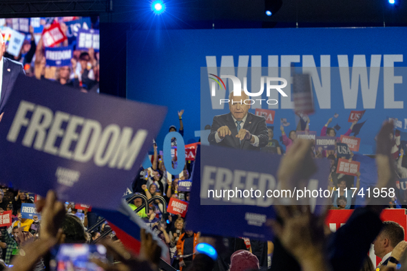 Minnesota Governor and Democratic VP candidate Tim Walz receives cheers from the crowd, on november 04, 2024. 