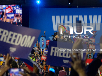 Minnesota Governor and Democratic VP candidate Tim Walz receives cheers from the crowd, on november 04, 2024. (