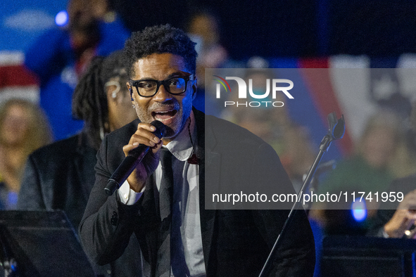 Eric Benet, a singer from Milwaukee, sings at a campaign event for Tim Walz in Milwaukee, Wisconsin, on november 04, 2024. 