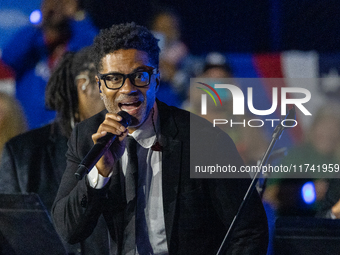 Eric Benet, a singer from Milwaukee, sings at a campaign event for Tim Walz in Milwaukee, Wisconsin, on november 04, 2024. (