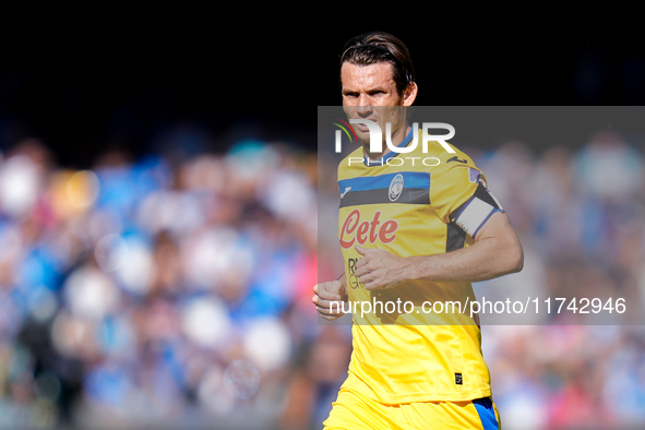 Marten de Roon of Atalanta BC looks on during the serie Serie A Enilive match between SSC Napoli and Atalanta BC at Stadio Diego Armando Mar...