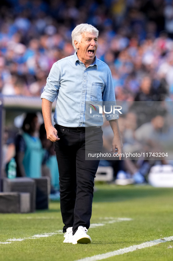 Gian Piero Gasperini Head Coach of Atalanta BC yells during the serie Serie A Enilive match between SSC Napoli and Atalanta BC at Stadio Die...