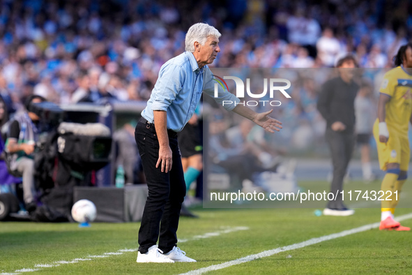 Gian Piero Gasperini Head Coach of Atalanta BC gestures during the serie Serie A Enilive match between SSC Napoli and Atalanta BC at Stadio...