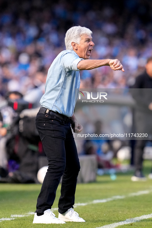 Gian Piero Gasperini Head Coach of Atalanta BC yells during the serie Serie A Enilive match between SSC Napoli and Atalanta BC at Stadio Die...