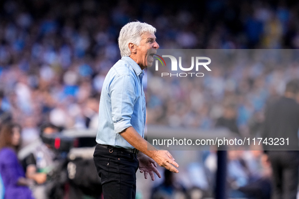 Gian Piero Gasperini Head Coach of Atalanta BC yells during the serie Serie A Enilive match between SSC Napoli and Atalanta BC at Stadio Die...