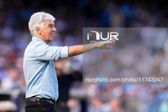 Gian Piero Gasperini Head Coach of Atalanta BC gestures during the serie Serie A Enilive match between SSC Napoli and Atalanta BC at Stadio...