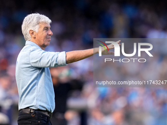 Gian Piero Gasperini Head Coach of Atalanta BC gestures during the serie Serie A Enilive match between SSC Napoli and Atalanta BC at Stadio...