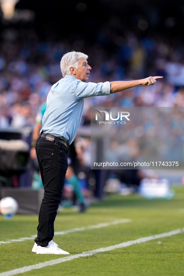 Gian Piero Gasperini Head Coach of Atalanta BC gestures during the serie Serie A Enilive match between SSC Napoli and Atalanta BC at Stadio...